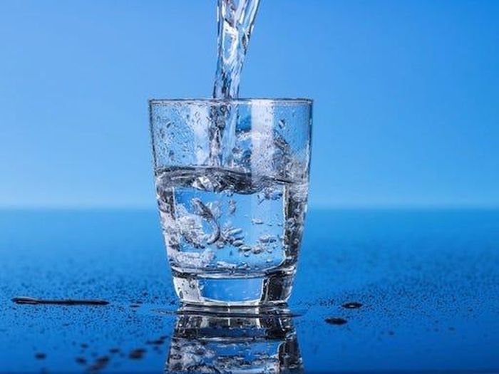 Theo tác giả Buettner, đồ uống rất quan trọng với tuổi thọ. Loại đồ uống của Blue Zone lựa chọn chỉ là nước và rất nhiều nước. Trung bình, một nửa lượng đường hàng ngày của chúng ta đến từ nước ngọt. Soda ăn kiêng không đường có đầy đủ chất làm ngọt nhân tạo gây nhiều bất lợi tương tự với sức khỏe như đường. 