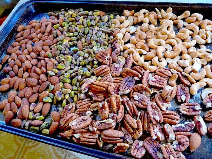 Một mẫu thức chung khác của những người sống tới 100 tuổi là thói quen ăn các loại hạt giàu dinh dưỡng. Cho dù là hạnh nhân hay quả hồ trăn, các loại hạt đều chứa nhiều chất béo, chất xơ, kali, magie và protein. "Nếu ăn một vài trăm gram hạt mỗi ngày, bạn có thể sẽ tăng thêm một vài năm tuổi thọ", Buettner nói với Insider. 