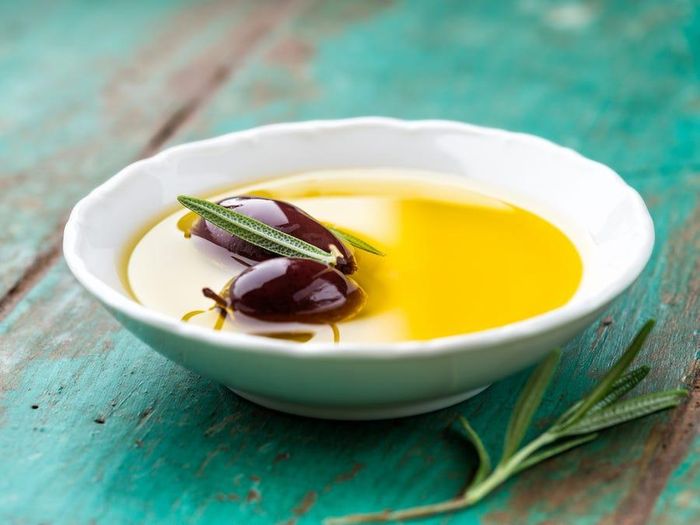 Dầu olive ăn cùng bánh mì, xà lách và rau, ngoài việc được sử dụng để nấu gần như mọi món trong sách Blue Zones. Dầu olive rất giàu axit béo không bão hòa đơn, giúp giảm cholesterol LDL xấu, từ đó làm giảm nguy cơ mắc bệnh tim. Dầu olive cũng chứa chất chống oxy hóa, chống viêm giúp giảm nguy cơ mắc nhiều loại bệnh như ung thư, tiểu đường, Alzheimer, hội chứng chuyển hóa, thậm chí viêm khớp. 