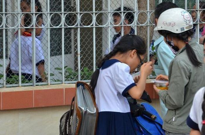 Báo Người lao động đăng tải hình ảnh học sinh ăn cơm tại cổng trường ngay sau giờ tan học. Năm 2016, trong buổi “Lắng nghe và trao đổi tháng 9” do HĐND TP.HCM tổ chức ngày 11-9 với chủ đề dạy thêm - học thêm, nhiều ý kiến thẳng thắn cho rằng ngày này, học sinh đi lại rất vất vả. Lấy ví dụ từ hình ảnh một đứa trẻ vừa ngồi trên xe vừa ăn bánh mì cho kịp giờ học, TS Hồ Thiệu Hùng - nguyên giám đốc Sở GD&amp;ĐT TP HCM - trăn trở làm sao để bớt thời gian học cho học sinh. Theo GS.TS Trần Hồng Quân, một đứa trẻ đi học nhưng không cảm thấy hạnh phúc sẽ tạo ra thói quen không hay. Học sinh đi học đã phải mang cặp sách rất nặng, đến trường gần như ngồi im trong lớp, thiếu sân chơi. 