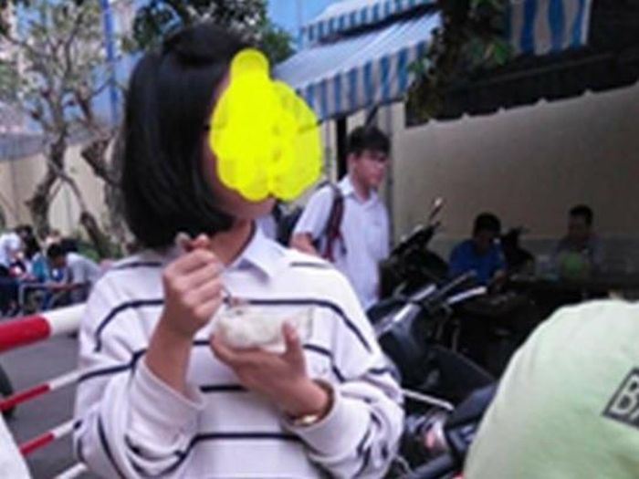 Bức ảnh ghi lại cảnh một học sinh đứng giữa sân trường dùng bữa chiều để chuẩn bị đến lớp học thêm nhận được sự quan tâm của dư luận. Bức ảnh này được chụp tại TP.HCM. Tác giả bình luận về bức ảnh: “Ăn cơm giữa sân trường để chuẩn bị vào ca 3. Khổ cho cô bé học sinh này, đã lao động từ 7h đến 17h rồi. Bây giờ lại ăn vội vàng bữa cơm chiều giữa sân trường để đi ca 3 ở một nơi khác. Có nơi nào học sinh khổ như ở ta không nghỉ? Học từ sáng sớm đến tối khuya. Đến ăn bữa cơm cũng phải đứng ăn giữa trời?”