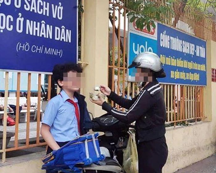 Bức ảnh học sinh ăn cơm trước cổng trường tại TP.HCM chụp lại tại một trường tiểu học ở quận 1, TP.HCM do Dân Trí đăng tải. Anh Trần Hùng, một phụ huynh ở TP.HCM, cho biết cảnh này ở khắp mọi nơi, mỗi sáng đưa con đi học lại càng thấm thía, đồng cảm với phụ huynh. Mỗi học sinh ngủ sớm nhất cũng gần 22h vì phải làm bài tập, Giờ vào học là 6h45 sáng.