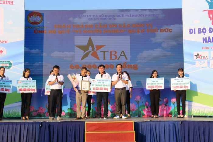 Lãnh đạo quận Thủ Đức tặng lưu niệm đối với các nhà tài trợ.
