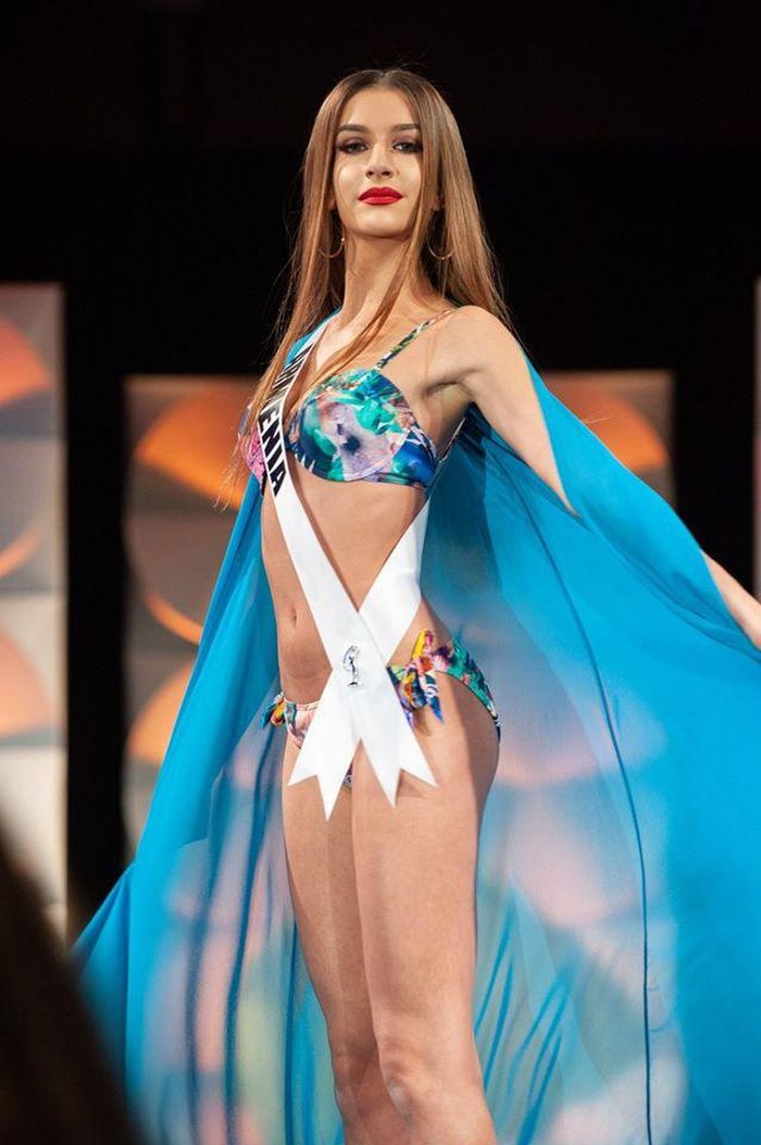 Dàn người đẹp năm nay bay bổng khi diễn bikini cùng những dải lụa màu xanh và vàng.