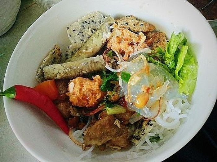 Biến tấu hải sản món bún nuốc có thêm cá thệ, gạch cua trứng