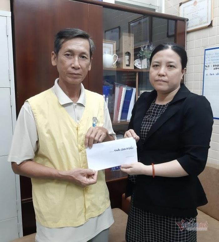 Đại diện Báo VietNamNet trao số tiền hơn 150 triệu đồng tới ông Danh Định, cha của thầy giáo Danh Văn.