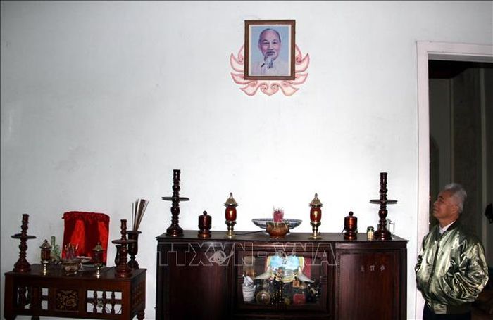 Hình ảnh Bác Hồ được các hộ dân thị trấn Hồ Xá treo và thờ nơi trang trọng nhất trong nhà.