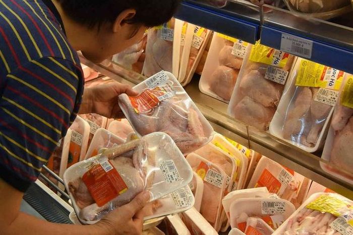 Thuế nhập khẩu các mặt hàng thịt gà được Bộ Tài chính đề xuất giảm từ 20% xuống 18%. Ảnh minh họa.