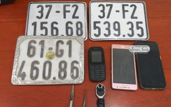 Vam phá khóa và BKS giả được gắn vào xe trộm cắp.
