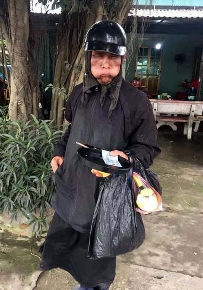 Nhóm ăn mày mặt đen này mặc một bộ đồ đen, mặt bôi nhọ đen xì, đi ủng, đội nón bảo hiểm, trên tay cầm một chiếc xúc xích và một cái đầu gà để đi xin tiền. Đặc biệt, nếu không được cho, chúng sẵn sàng giở thói côn đồ, hành hung người khác khiến nhiều người lo lắng, dư luận xôn xao.