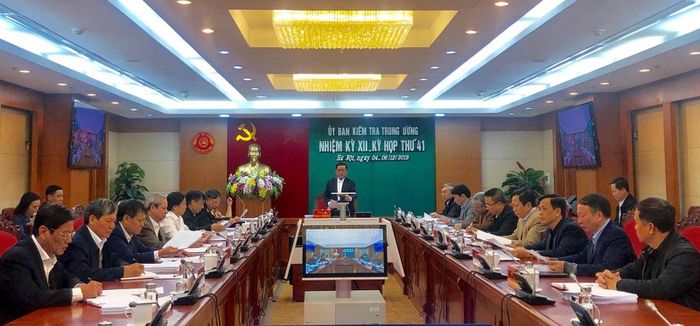 Chủ nhiệm UBKTTW Trần Cẩm Tú chủ trì phiên họp. 