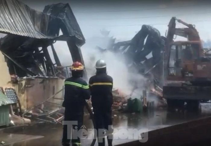 Lửa thiêu rụi tài sản bên trong công ty