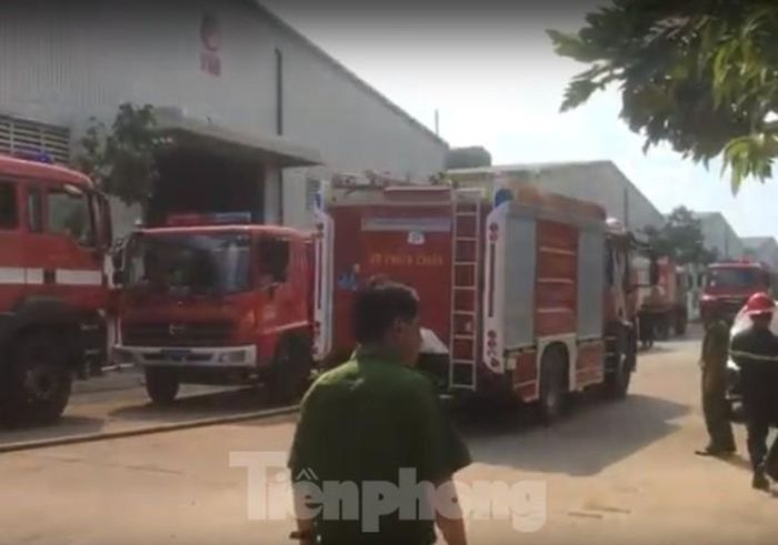 12 xe cứu hỏa được điều đến hiện trường