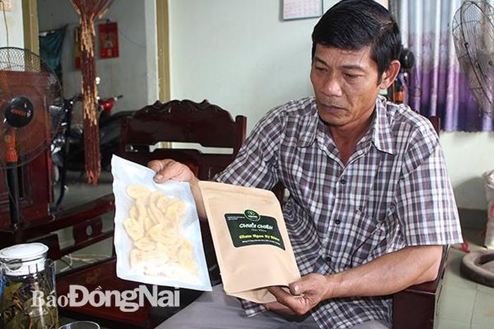 Ông Lý Minh Hùng đang giới thiệu sản phẩm chuối chiên giòn xuất khẩu
