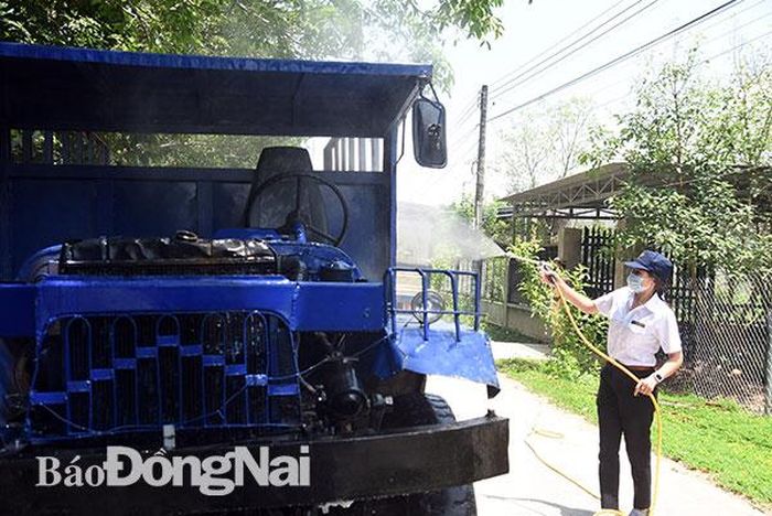 Lực lượng chức năng phun xịt hóa chất khử trùng phương tiện ra vào vùng dịch tại vùng dịch xã Đồi 61 (huyện Trảng Bom). Ảnh: C.Ly