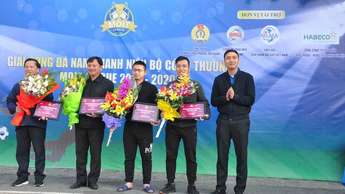 Ban tổ chức tặng hoa và kỷ niệm chương cho các nhà tài trợ