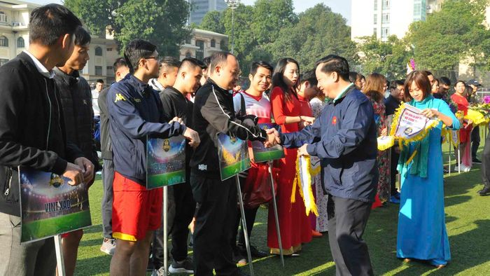 Ban tổ chức tặng hoa, cờ lưu niệm cho các đội bóng