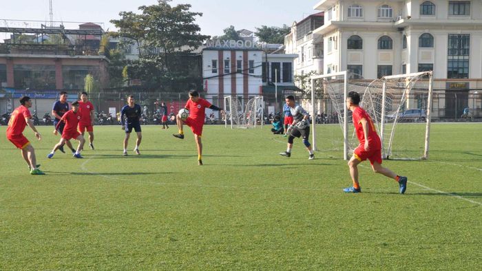 Ngay sau tiếng còi khai mạc, 6 trận đấu ở vòng 1 đã được diễn ra. Những tràng pháo tay cổ động của các cổ động viên không ngớt, cổ vũ cho đội nhà