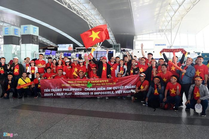 Các CĐV tập trung khuấy động, chụp ảnh, hò hét "Việt Nam vô địch". An ninh sân bay nhắc nhở mọi người không được gây ồn ảnh hưởng đến các hành khách khác. 