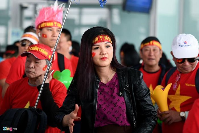 Chị Nguyễn Thị Thu Hương (Hà Nội) và chồng rủ nhau đi cổ vũ U22 Việt Nam. Chị cho biết hai vợ chồng rất đam mê bóng đá. Nhiều lần anh chị và bạn bè đi các nước để xem và cổ vũ cho đội nhà.