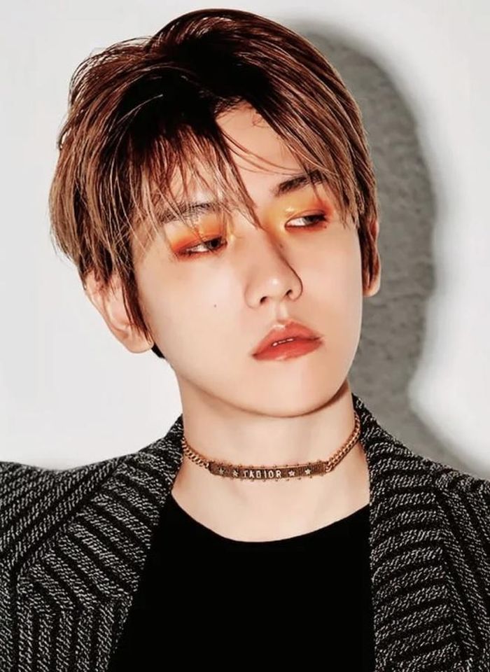 Tuy là sao nam, Baekhyun vẫn nhiều lần khiến người xem ấn tượng với các gam make up lạ. 9X không ngại thử thách với màu như hồng, đỏ, nâu nhạt. Lối đánh mắt sử dụng các tông ấm rất dễ khiến trông nữ tính. Tuy nhiên, 9X lại toát lên vẻ sexy khó cưỡng. Nam thần tượng từng chinh phục cả màu mắt khó như cam phối vàng. Ảnh: Koreaboo.