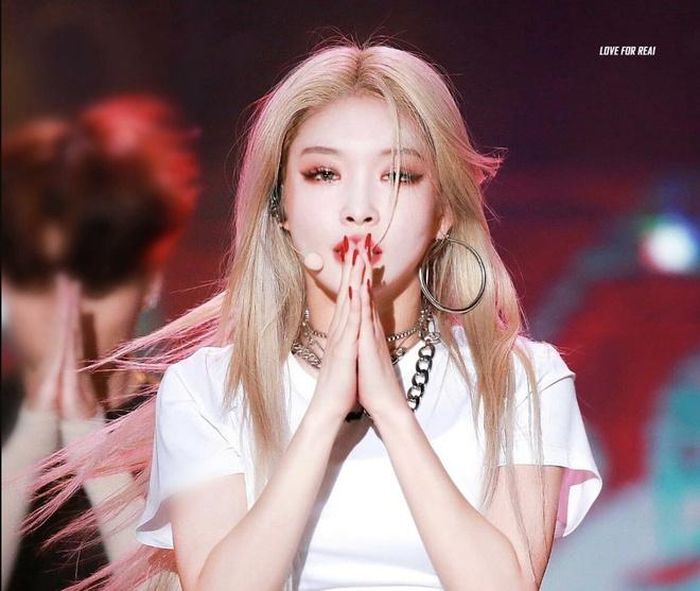 Chungha được đánh giá là nữ thần tượng sở hữu đôi mắt to tròn cùng dáng mặt nhỏ. Trên sân khấu cô để lại ấn tượng với biểu cảm cùng động tác vũ đạo xuất thần. Trang điểm chính là trợ thủ của giọng ca 23 tuổi. Hình ảnh 9X với kiểu make up mắt ombre hồng, phối thêm nhũ từng được chia sẻ khắp các trang mạng xã hội. Ảnh: Koreaboo.