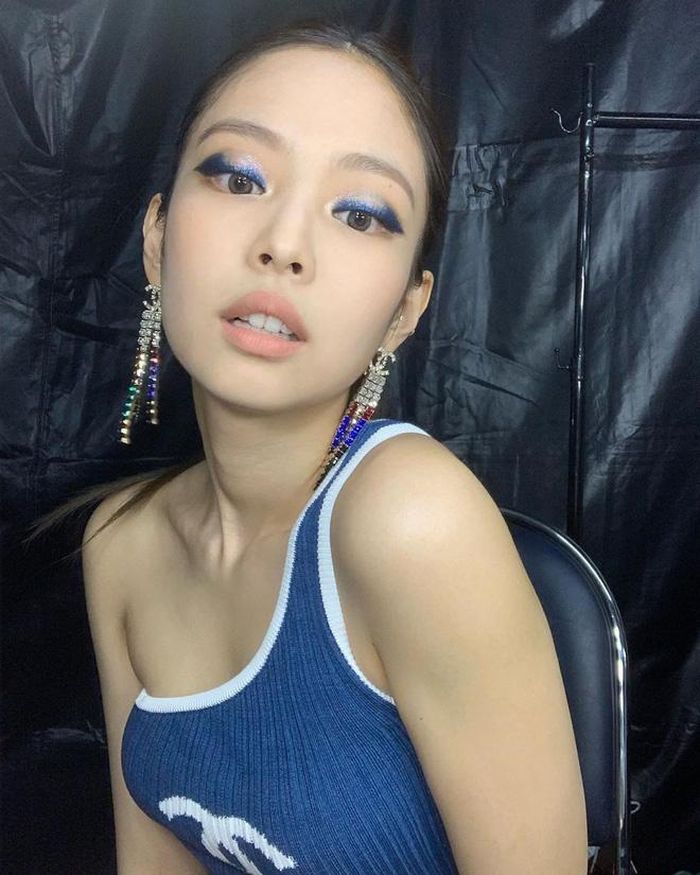 Kiểu make up mắt xanh của Jennie từng là chủ đề được nhiều người quan tâm. Đây vốn là gam màu khó, chưa kể đến nó dễ khiến gương mặt bị tối đi. Nhưng thành viên BlackPink lại toát lên nét sang chảnh với biểu cảm gương mặt cùng kiểu tóc buộc cao. Ảnh: @jennierubyjane.