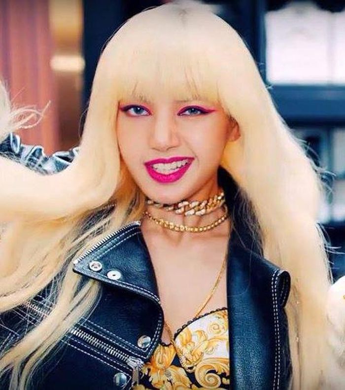 Trong MV Kill This Love, Lisa khiến người xem ấn tượng khi chinh phục gam màu hồng cánh sen. Từ mắt đến son môi của nữ thần tượng đều là một tông. Tuy nhiên, khi kết hợp cùng tóc bạch kim và trang phục cá tính, em út của BlackPink trông sắc sảo. Ảnh chụp màn hình.