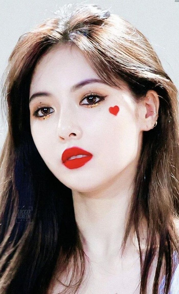 HyunA là gương mặt quen thuộc với các kiểu make up lóng lánh. Thử sức với gam màu đồng, son môi đỏ đậm, nữ ca sĩ toát lên nét quyến rũ. Vốn sở hữu điểm mạnh là làn da trắng, 9X trông càng xinh đẹp hơn khi dùng đến các sắc tối giản. Ảnh: Allkpop.
