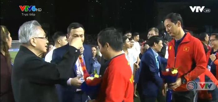 Trợ lý HLV Park Hang-seo-ông Kim Han-yoon nhận huy chương 