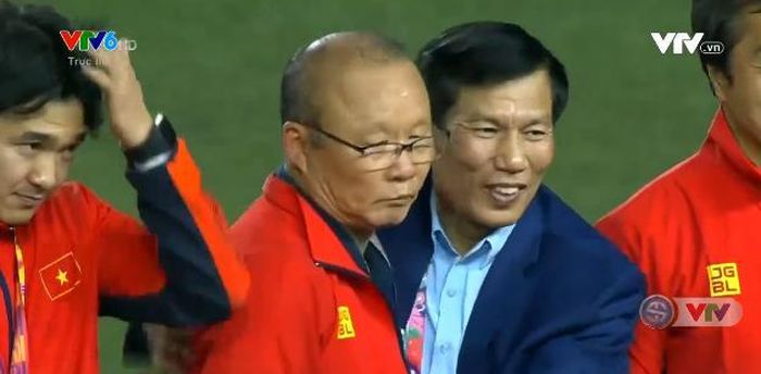 Ông Park Hang-seo trên bục nhận huy chương