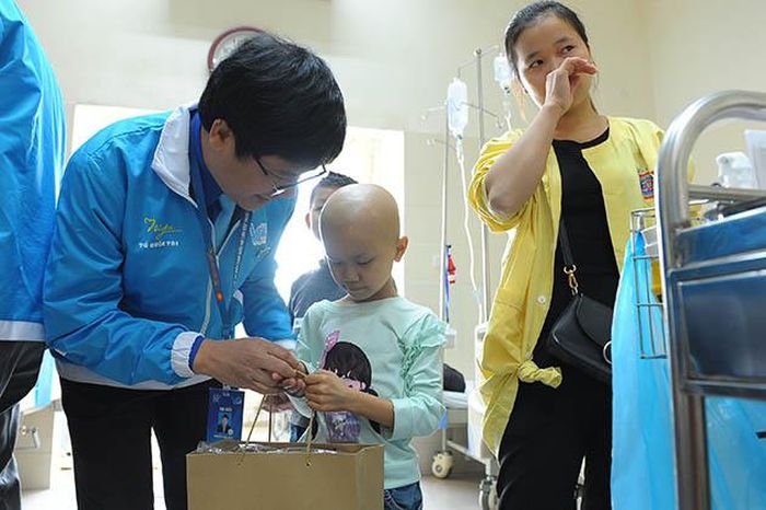 Các đại biểu thanh niên đến các phòng bệnh, thăm và trao quà tặng bệnh nhi có hoàn cảnh khó khăn.