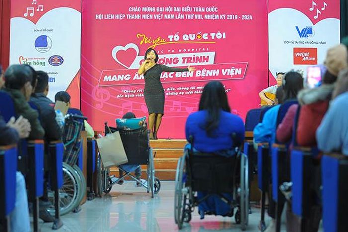 Đông đảo bệnh nhân, bệnh nhi tại Bệnh viện K cơ sở Tân Triều tham gia chương trình.