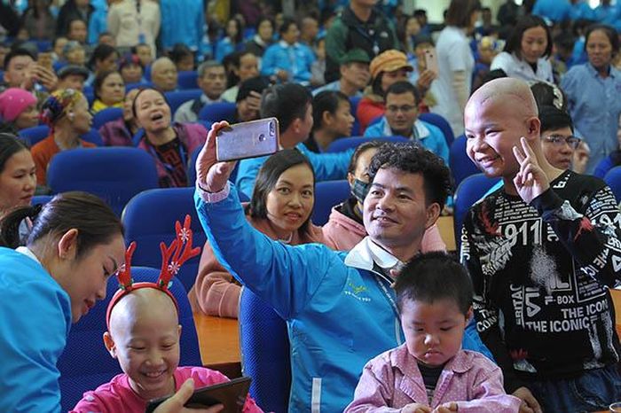 Vị trí NSƯT Xuân Bắc ngồi luôn là "khu vực nóng" đối với các bệnh nhi.