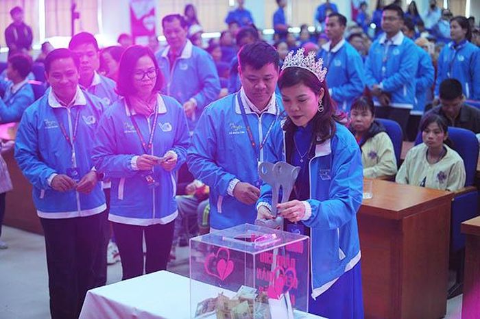 Các đại biểu quyên góp ủng hộ bệnh nhân, bệnh nhi có hoàn cảnh khó khăn tại chương trình. Trong ảnh là đại biểu Bế Thị Băng, Hoa khôi chương trình tôn vinh vẻ đẹp của nữ thanh niên khuyết tật có tên "Vầng trăng khuyết".