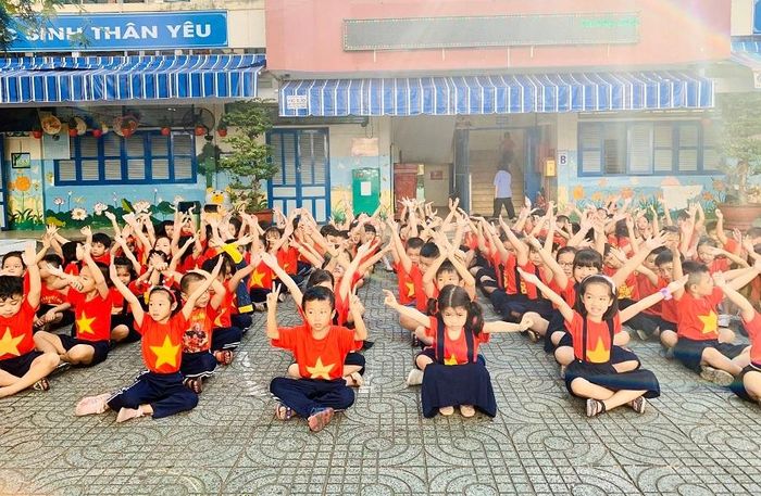 Học sinh cùng hô vang Việt Nam chiến thắng!