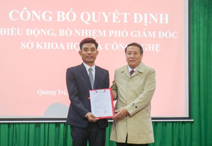 Phó Chủ tịch UBND tỉnh Quảng Trị Hà Sĩ Đồng (phải) trao quyết định bổ nhiệm Phó Giám đốc Sở Khoa học và Công nghệ Nguyễn Hữu Thắng.