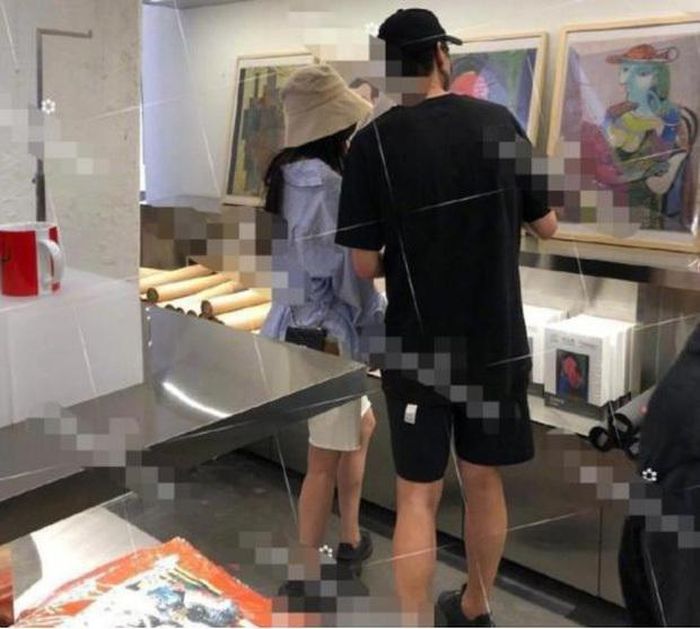 Dương Mịch và Ngụy Đại Huân cùng dạo phố hồi tháng 8.