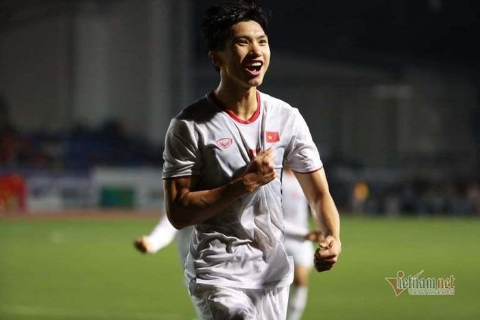 Trong ngày hàng công im tiếng, Văn Hậu lập hẳn cú đúp!