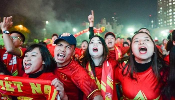  Niềm vui của CĐV. Ảnh zing.vn