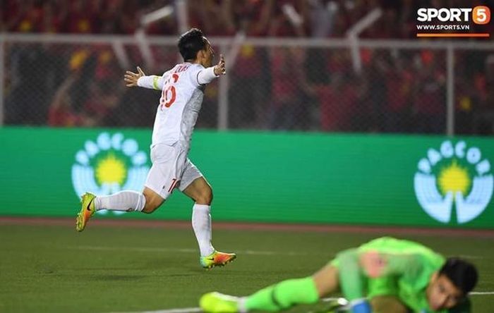  Giây phút Văn Hậu hạ gục thủ môn Indonesia. Ảnh Sporst.vn
