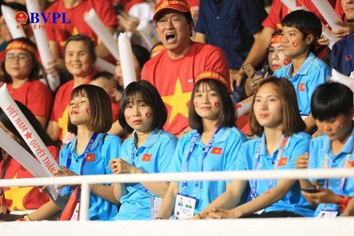 Các cô gái bóng đá tuyển nữ Việt Nam, những người đã giành chiếc huy chương vàng SEA Games 30 đã đến cổ vũ cho các chàng trai áo đỏ. Ảnh: Hải Cường 