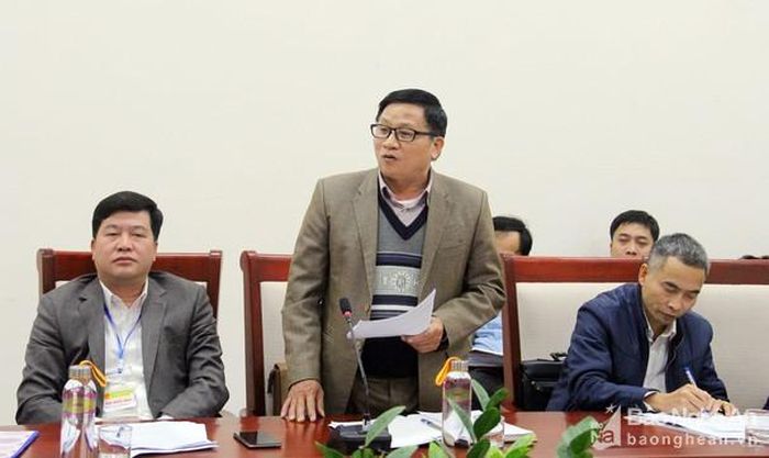 Đại biểu Nguyễn Hồng Phi (Anh Sơn) đề cập đến một số dự án chậm triển khai trên địa bàn huyện Anh Sơn. Ảnh: Thanh Quỳnh
