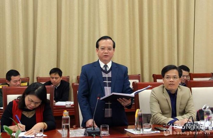 Ông Nguyễn Văn Quế - Chủ tịch UBND huyện Thanh Chương phát biểu tại phiên thảo luận. Ảnh: Thanh Quỳnh