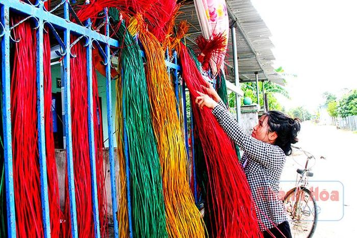  Bà Tôn Nữ Lệ Nguyên đang phơi cói sau khi nhuộm. 