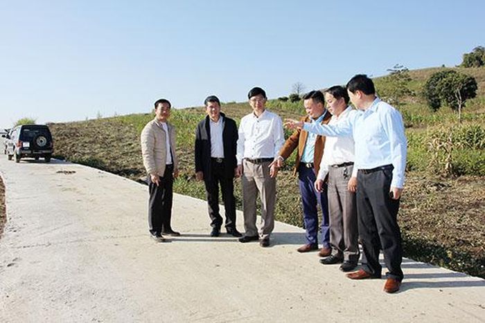 Đoàn thẩm định kiểm tra đường giao thông liên bản, nội bản xã Chiềng Sung (Mai Sơn).