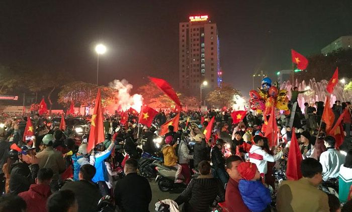 Đông đảo người dân T.P Thái Nguyên ăn mừng chiến thắng của đội tuyển U22 Việt Nam.