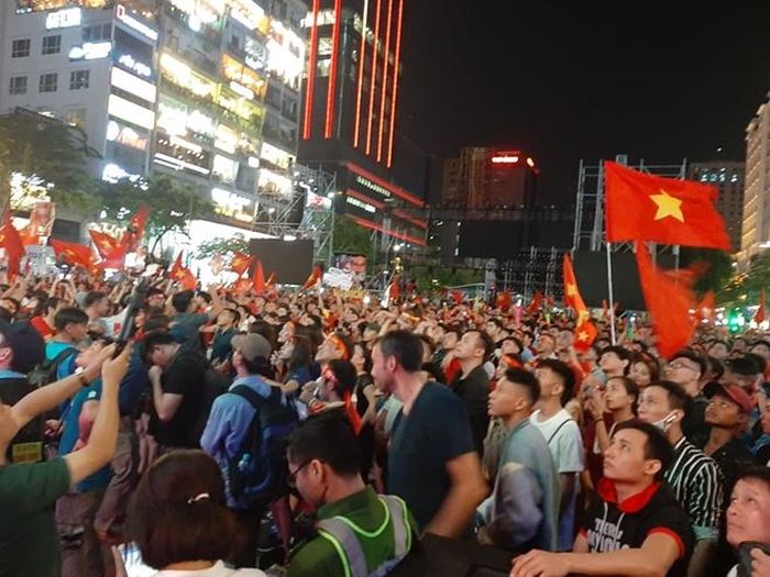 Người dân hồi hộp theo dõi đếm thời gian chuẩn bị kết thúc trận đấu tại phố đi bộ Nguyễn Huệ