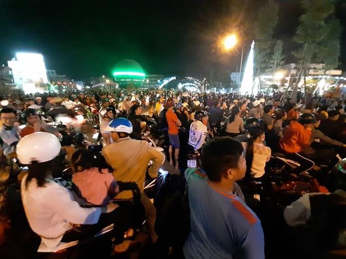 Kết thúc trận chung kết bóng đá nam với thắng lợi 3-0 của các cầu thủ U22 Việt Nam trước đội bóng xứ vạn đảo, hàng chục ngàn người dân ở Sóc Trăng đã xuống đường mừng chiến thắng lịch sử.