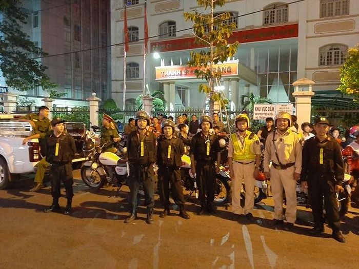 Để đảm bảo an toàn cho các CĐV, lực lượng Công an thành phố Sóc Trăng phối hợp với CSGT, CSCĐ đã tổ chức phân tuyến, chốt chặn, hướng dẫn các CĐV diễu hành trên các tuyến đường trong nội ô thành phố Sóc Trăng.